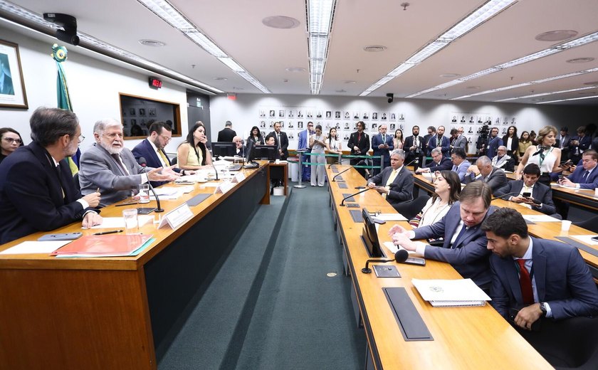 Celso Amorim ou Mauro Vieira? Especialista critica preocupação 'administrativa' de deputados