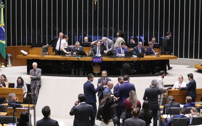 Câmara aprova regime de urgência para 12 projetos de lei