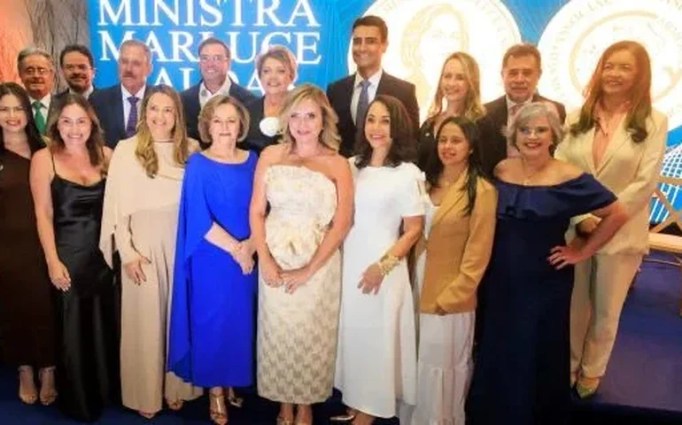 Prefeito Luciano Barbosa é homenageado pela ABBCJ-AL