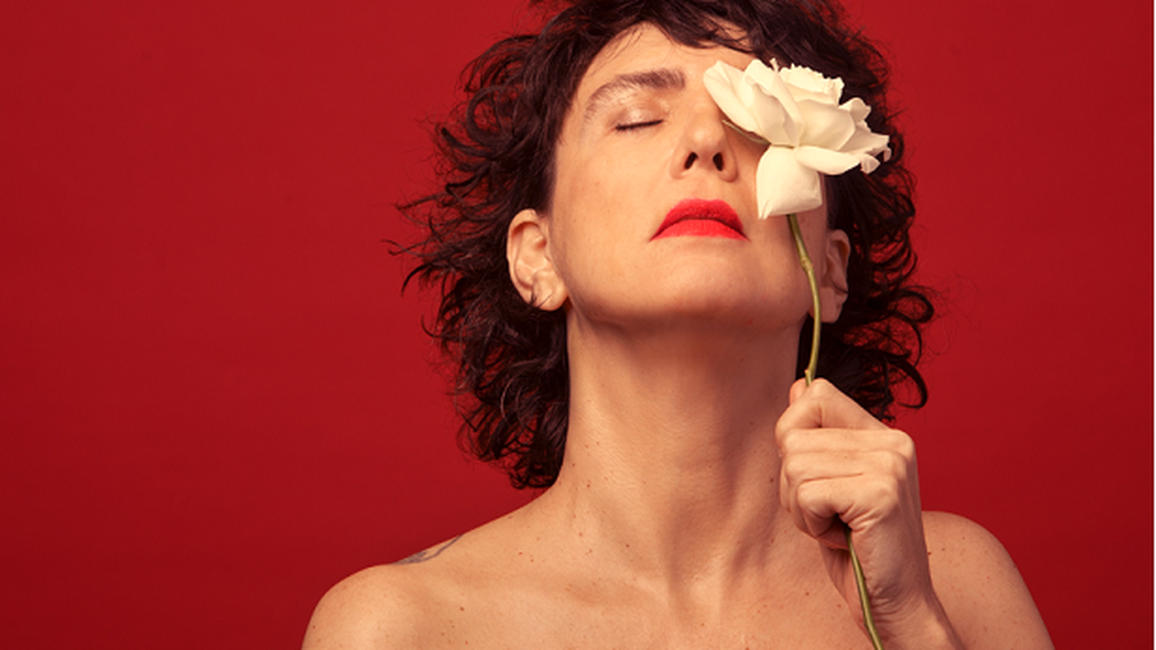 Adriana Calcanhotto faz tour em tributo a Gal Costa