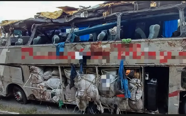 Ônibus com 46 peregrinos colide com caminhão na Arábia Saudita; apenas um passageiro sobrevive