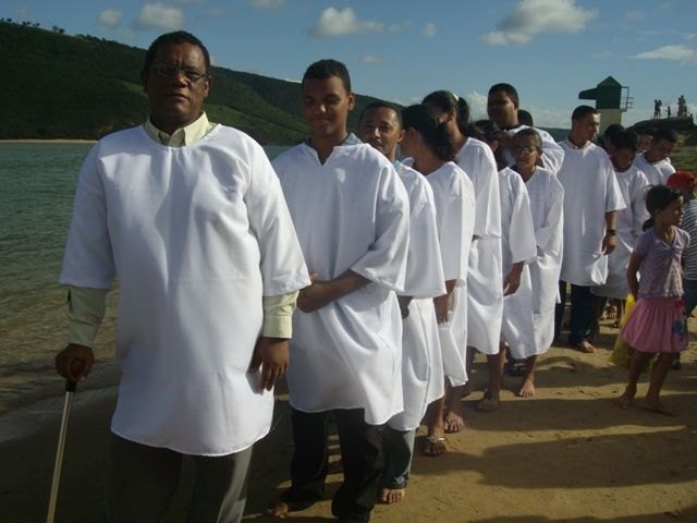 Igreja batiza novos crentes
