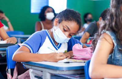 Educação oferta cursos de idiomas na Escola Municipal Padre Brandão Lima no Benedito Bentes