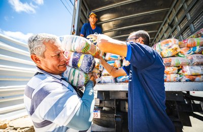 Desenvolvimento Social entrega cestas básicas para pescadores do Flexal