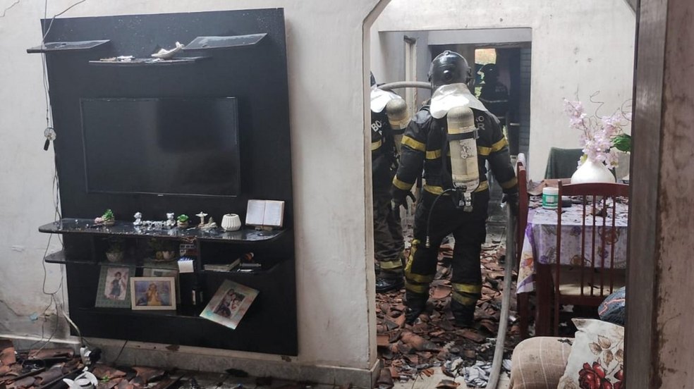 Incêndio atinge residência em Maceió e moradora é socorrida com crise hipertensiva