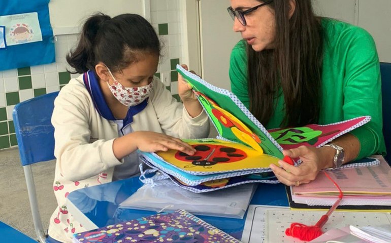 Estudantes com deficiência visual recebem apoio e atendimento especializado nas escolas municipais