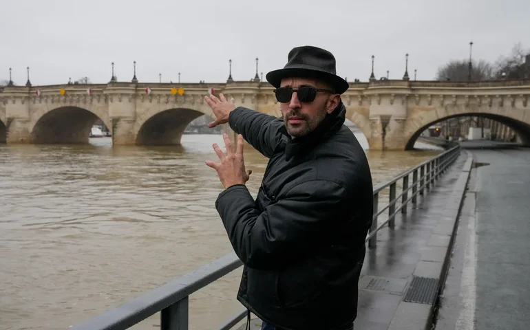 Ele é conhecido como o Banksy francês. Agora, o artista JR planeja transformar uma ponte de Paris em uma caverna gigantesca.