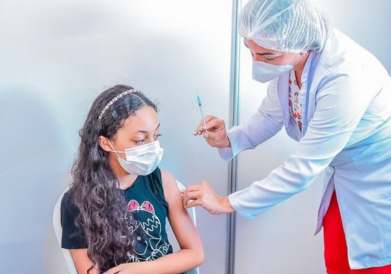 Desinformação e estoque baixo atrapalham vacinação de crianças contra covid-19