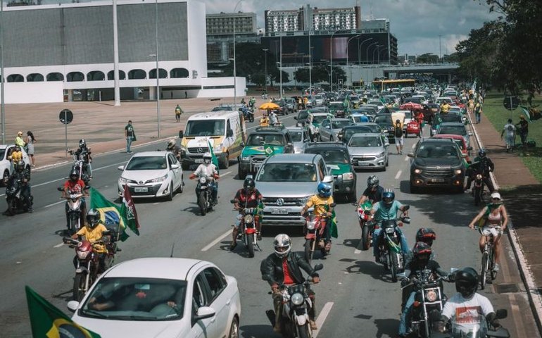 Apoiadores de Bolsonaro fazem carreata em Brasília contra governadores
