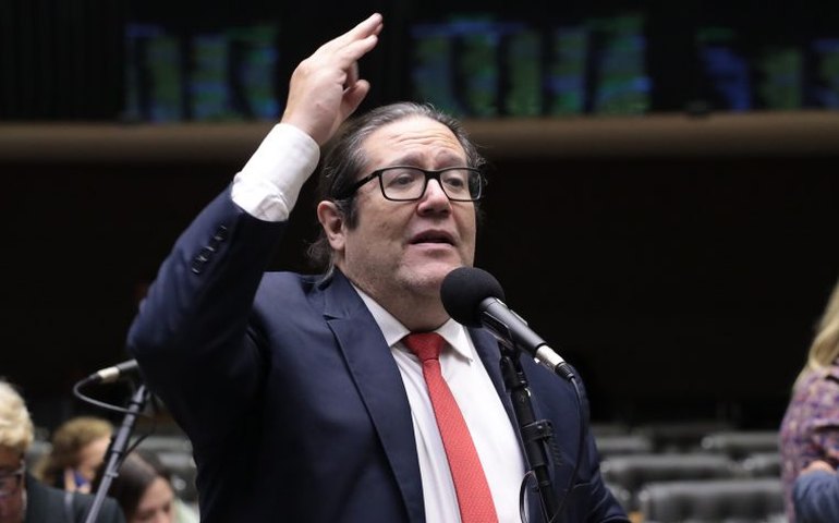 Deputado ressalta importância de valorizar professores; ouça