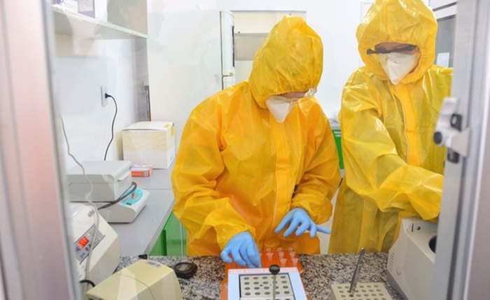 Técnicos do Lacen são responsáveis pela testagem dos casos de covid-19 em Alagoas