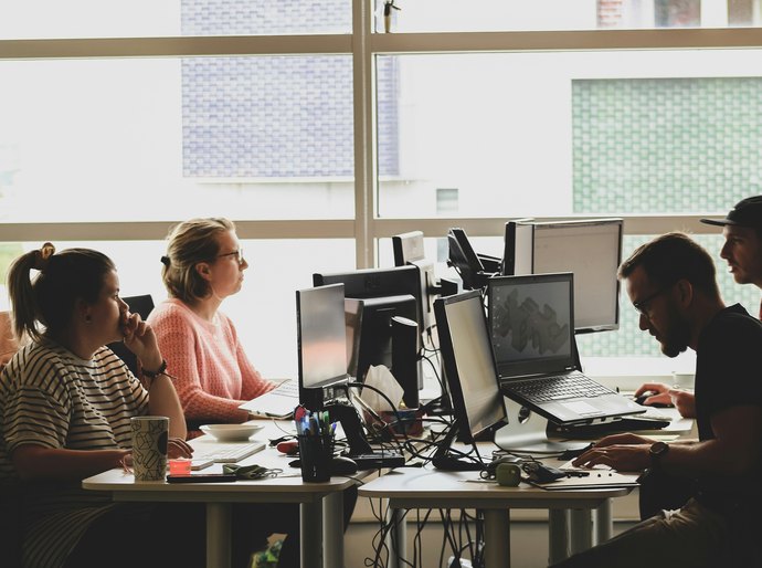 Regulação da inteligência artificial no trabalho entra no centro das políticas públicas globais