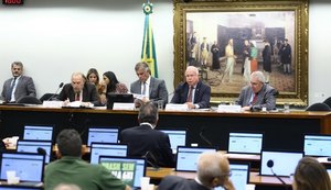 Deputados aprovam PEC do fim da 6x1 na CCJ