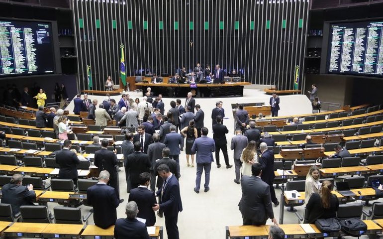 Câmara dos EUA bloqueia esforço de deputada republicana para destituir presidente da Casa