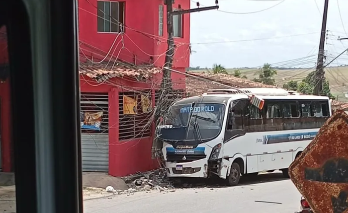 Motorista fica ferido após micro-ônibus colidir contra poste em Rio Largo.