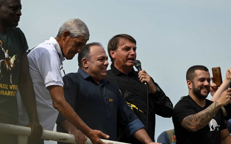 Pazuello participa, sem máscara, de ato com Bolsonaro que provocou aglomeração
