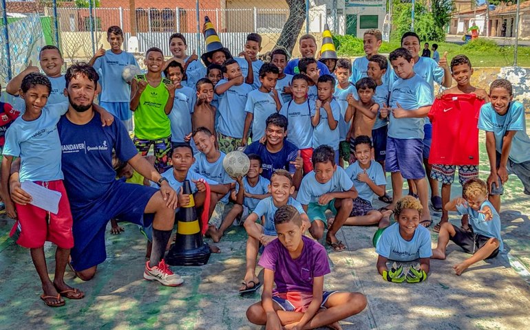 Instituto Mandaver realiza bazar beneficente com peças de times alagoanos