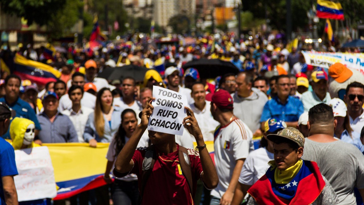 Protestos contra reeleição de Maduro são registrados em favelas de Caracas: 'Entregue o poder!'