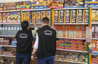 Procon Maceió orienta consumidores na compra de fogos de artifício