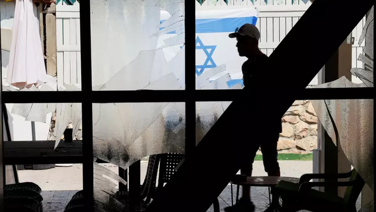 Israel e Hezbollah trocam ataques e aumentam temores de uma guerra regional