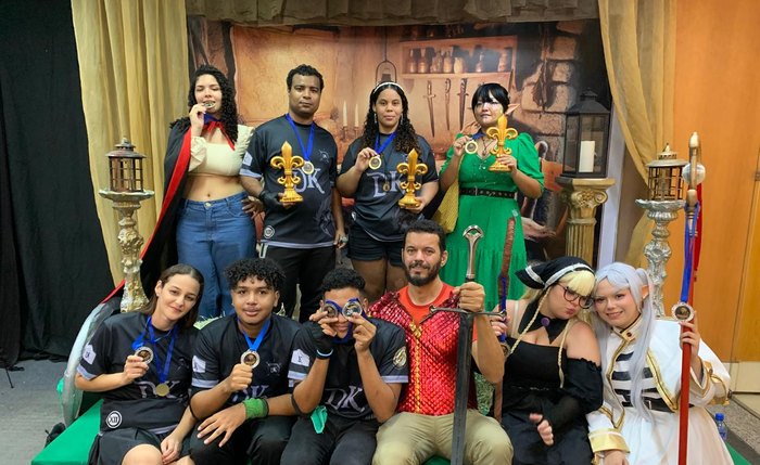 Participantes do evento A Forja 2025 celebram conquistas em torneios de swordplay e cosplay, em Maceió. Participantes do evento A Forja 2025 celebram conquistas em torneios de swordplay e cosplay, em Maceió.