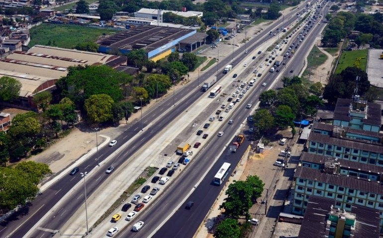 Avenida Brasil, no Rio, registra engarrafamentos em dia de 2º turno das eleições
