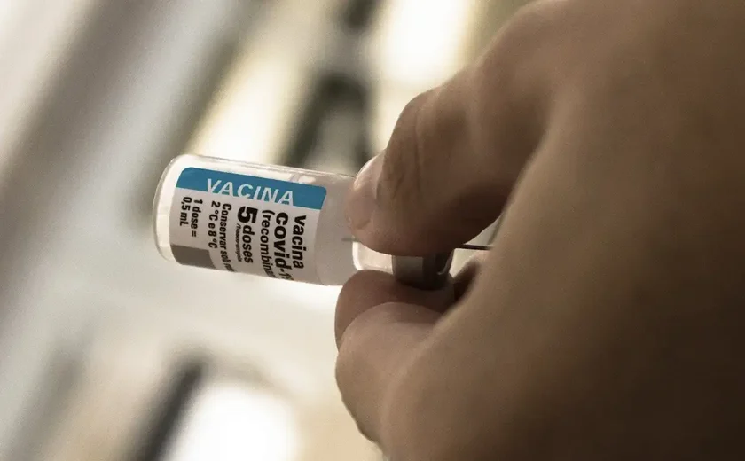 Após cinco anos de vacinação, covid recua, mas ainda preocupa