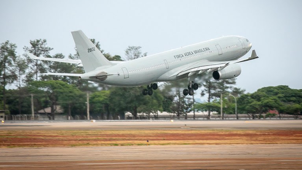 Voo de repatriação deixa Israel com 209 passageiros e 9 pets rumo ao Brasil