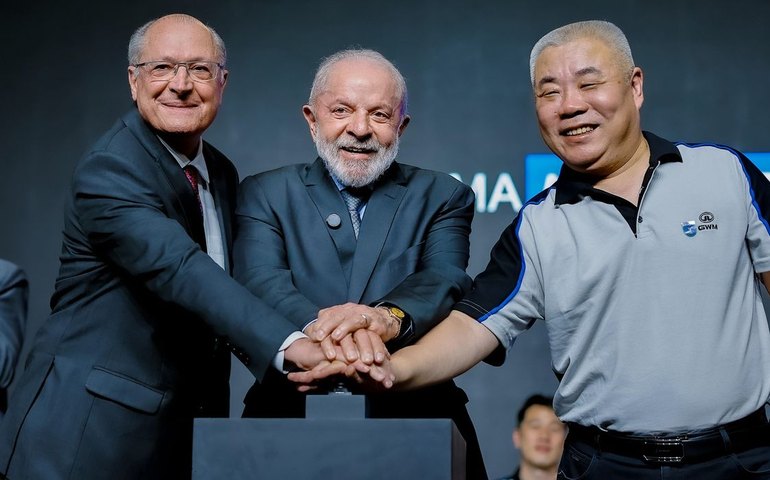 Em inauguração de montadora, Lula defende relação comercial com China