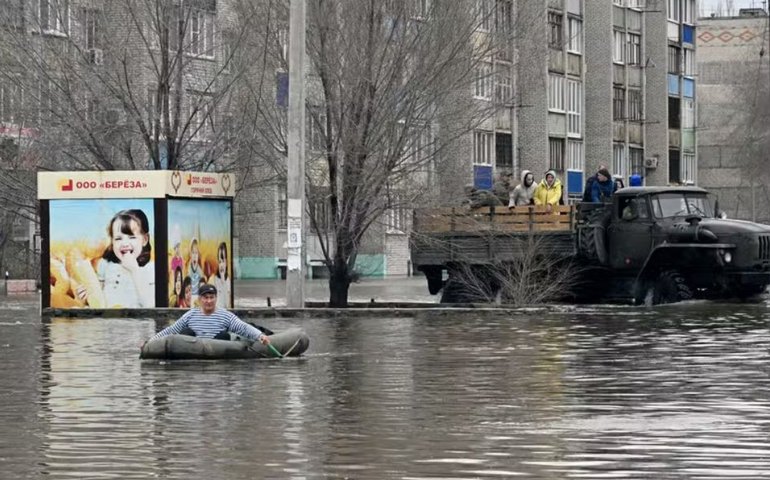 Inundações que provocaram deslocamento de mais de 110 mil pessoas na Rússia e no Cazaquistão deve ter pico nesta quarta