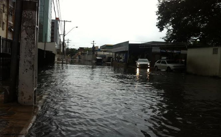 Chuvas deixam ruas de Maceió inundadas nesta quinta-feira