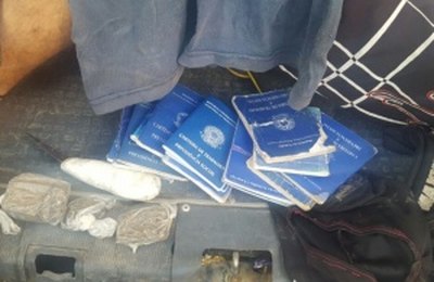 Polícia prende grupo com drogas, Carteiras de Trabalho e balaclavas