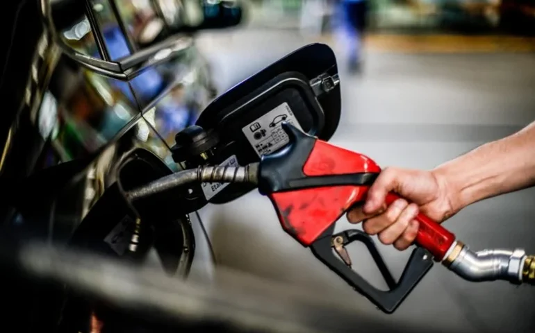 Economistas preveem que, com reajuste da gasolina, a inflação pode ficar até abaixo do teto da meta em 2025