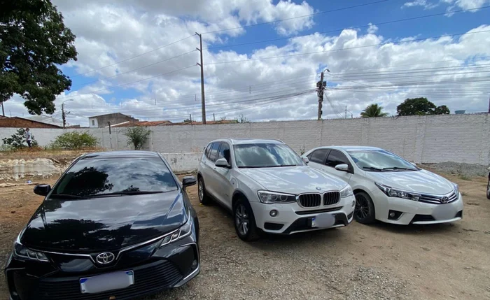Operação resultou na apreensão de seis veículos, incluindo carros de luxo