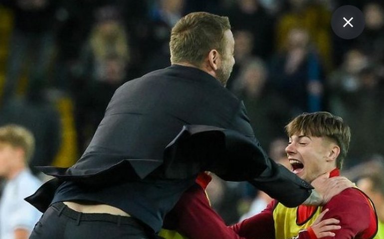 Roma supera Udinese no último lance em complemento de jogo adiado após mal súbito de zagueiro