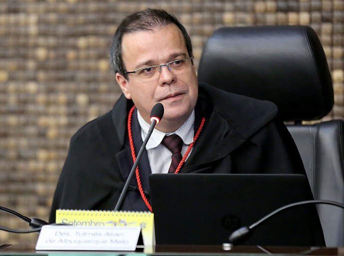 Desembargador suspende afastamento do prefeito e vereadores de Canapi