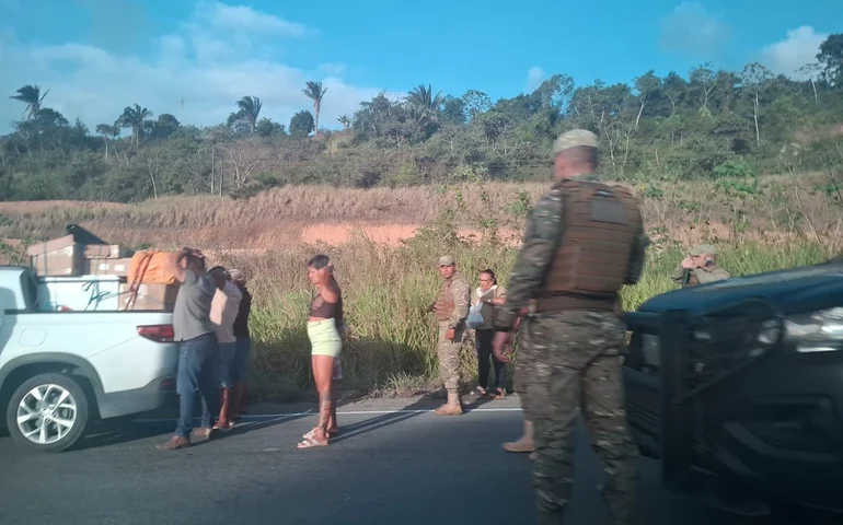 BOPE intercepta veículo na BR-101 e apreende armas e drogas com destino ao Agreste