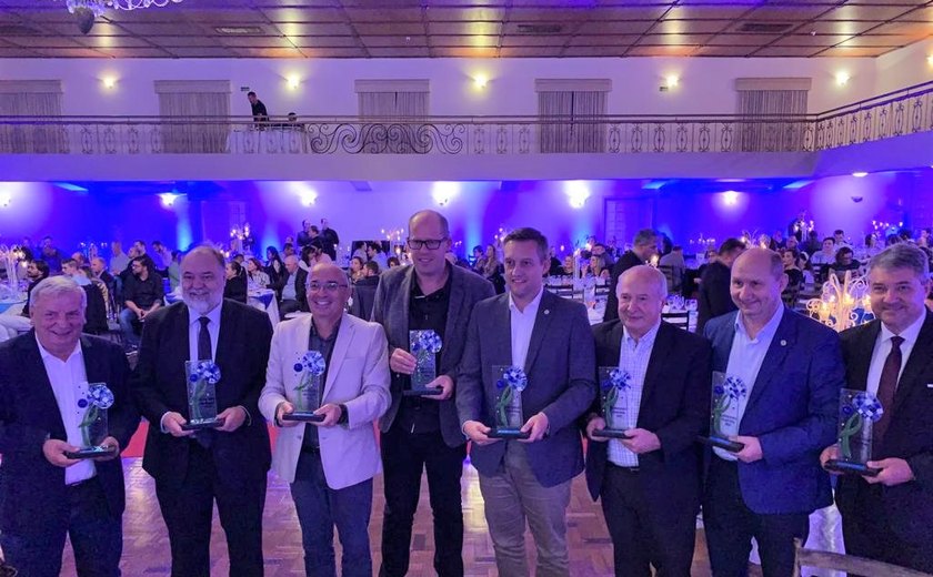 Prefeito Nestor Tissot recebe troféu Expressão Regional