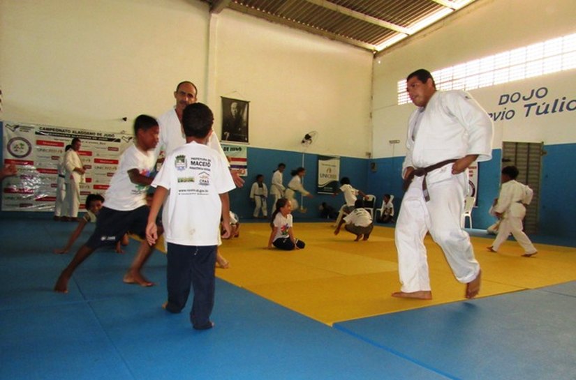 Crianças do Serviço de Convivência da Semas fazem aula de judô