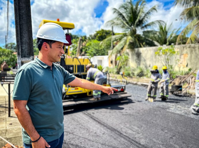Vice-prefeito e titular da Seminfra vistoria obras de pavimentação do Tabuleiro e Santa Amélia