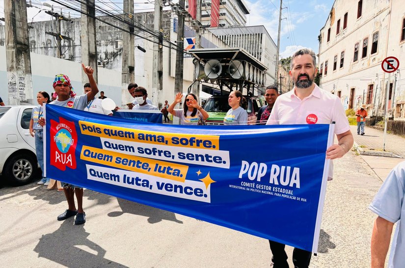 Basile participa da Marcha da Paz ao lado de moradores em situação de rua no Centro de Maceió