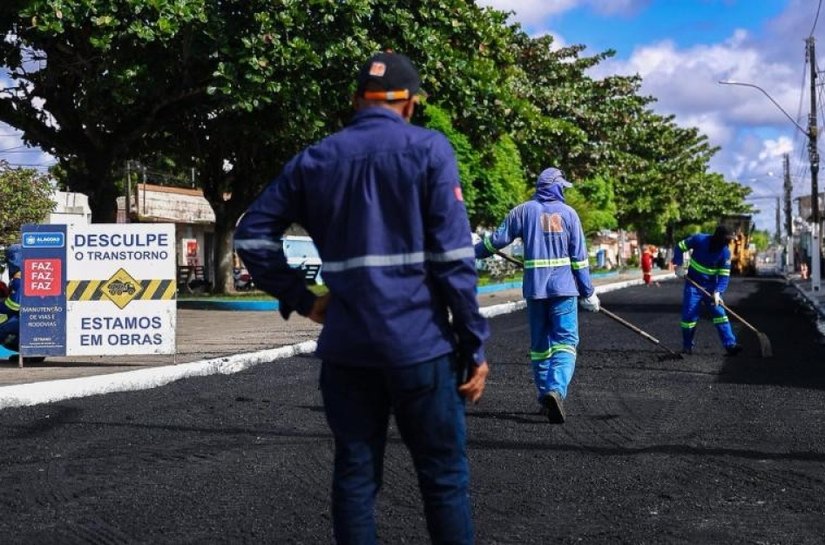 Prefeita Pauline Pereira acompanha o início da Pavimentação asfáltica da Avenida João Fernandes Vieira