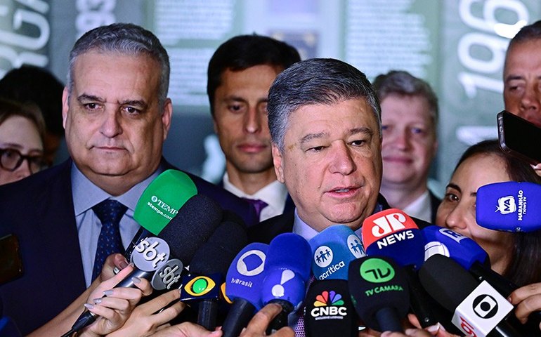 Presidente da CPMI do INSS saúda decisão de Mendonça; suspeitos foram presos