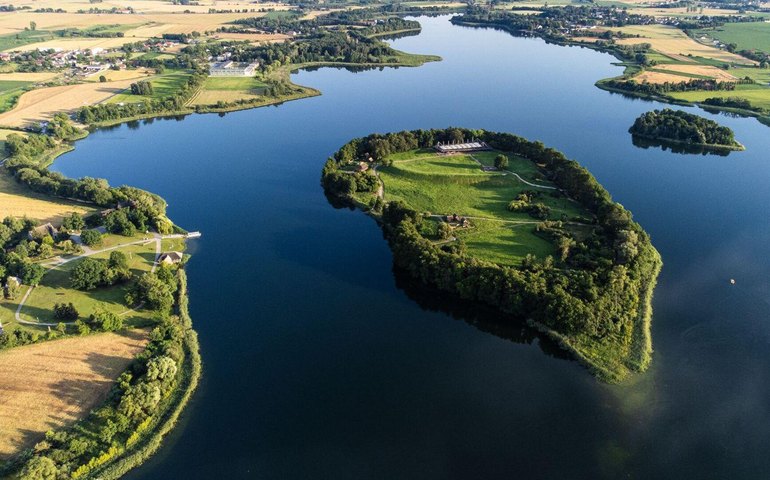 Desenterradas pontas de lança de ferro com ouro de 2.900 anos na Dinamarca