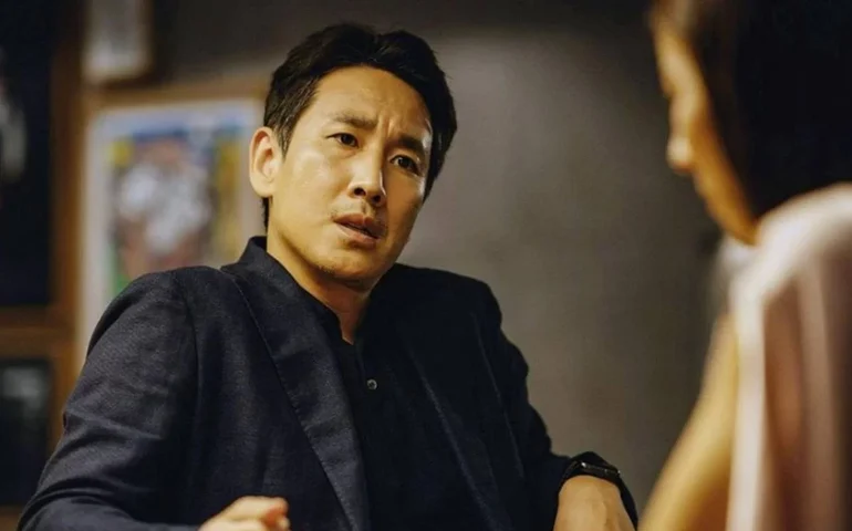 Em velório do ator de 'Parasita', filhos e viúva prestam homenagem a Lee Sun-kyun