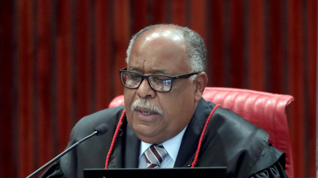 Corregedor do TSE mantém minuta golpista em ação contra Bolsonaro