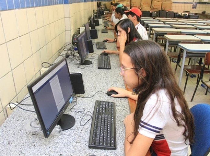 Entrega de computadores beneficia 6,5 mil estudantes em Arapiraca