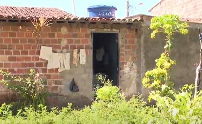 Residência onde a idosa mora com um filho Residência onde a idosa mora com um filho