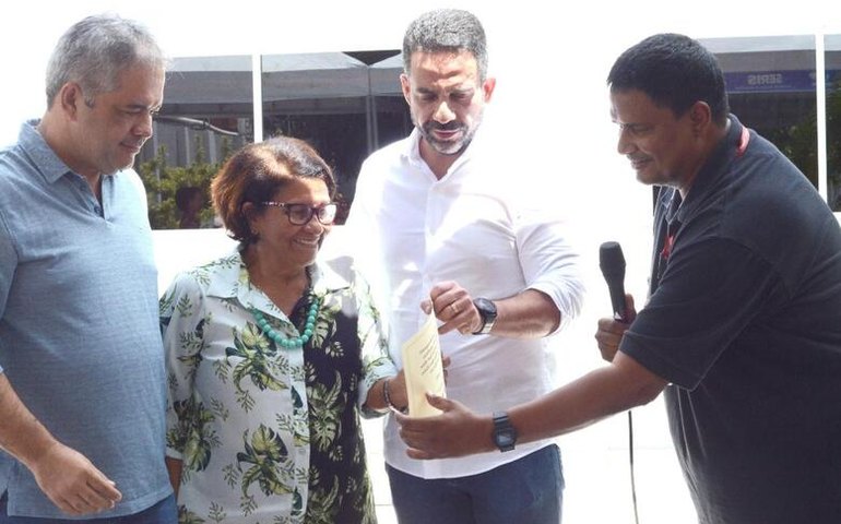 Deputados prestigiam homenagem por tempo de serviço a servidores da Seris