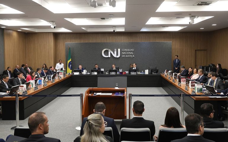 Maioria do CNJ derruba decisão que afastou juíza Gabriela Hardt
